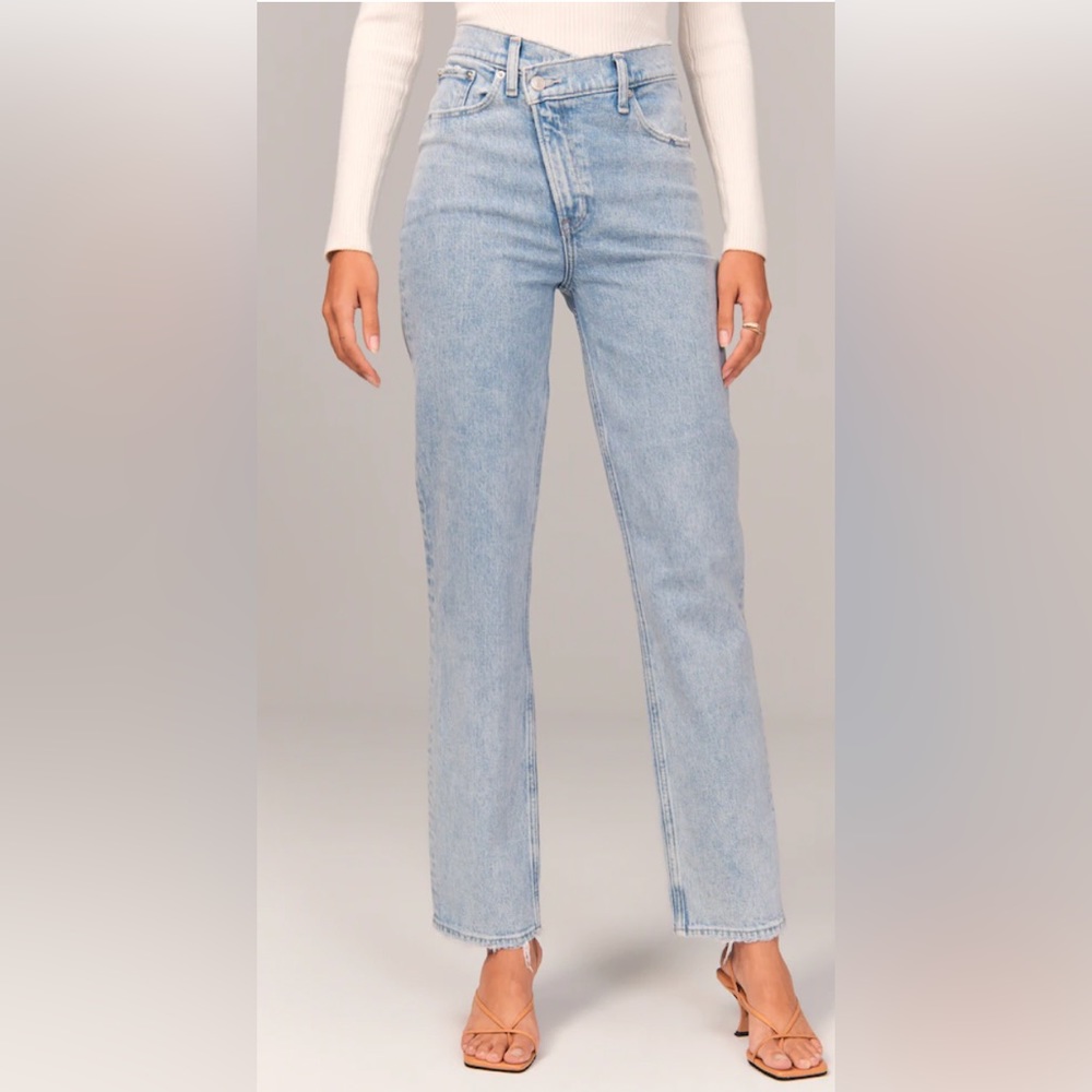 ABERCROMBIE STRAIGHT LIGHT WASH DENIM ( SHORT LENGTH )